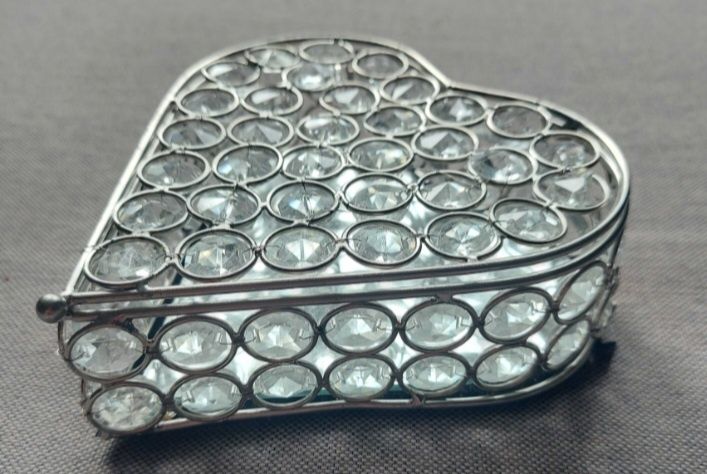 Diamentowa szkatułka z lustrem do przechowywania biżuterii