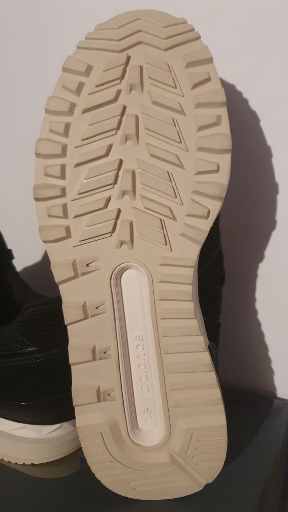 Sneakersy czarne sportowe New Balance rozmiar 40.5 / wkładka 25.5 cm