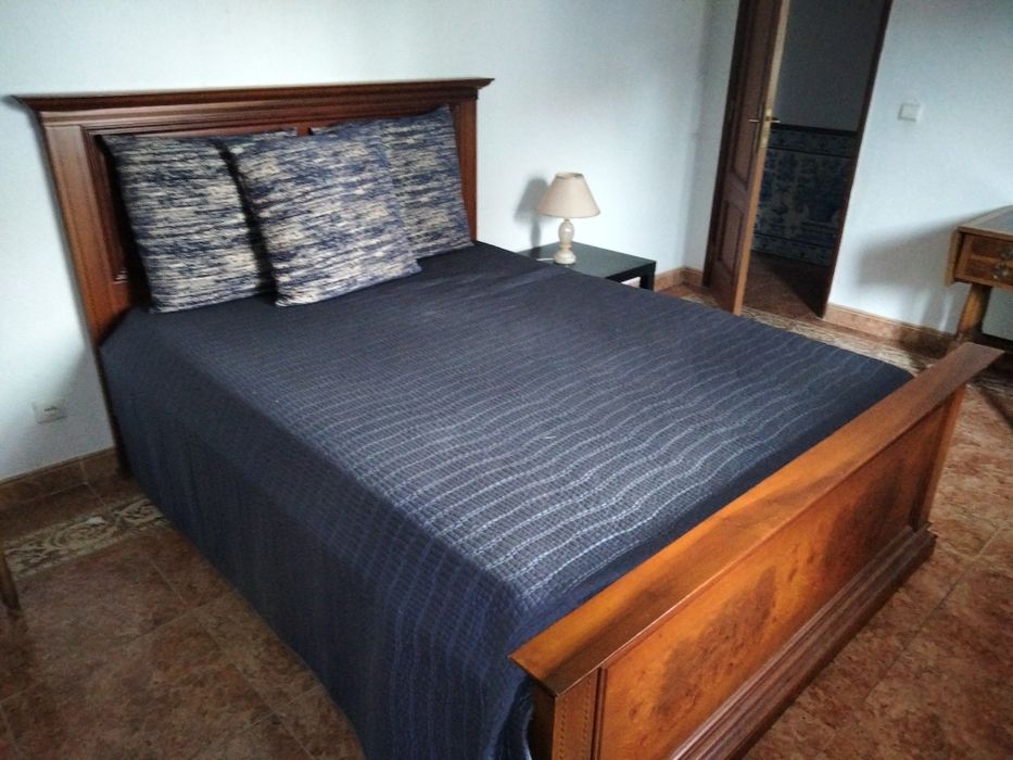 Vendo cama de estiilo s/colchão e estrado