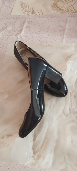Buty damskie czarne na słupku r.37