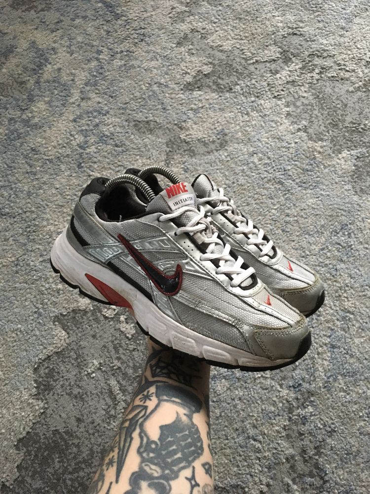 Stylowe szare sportowe buty vintage y2k style Nike Initiator