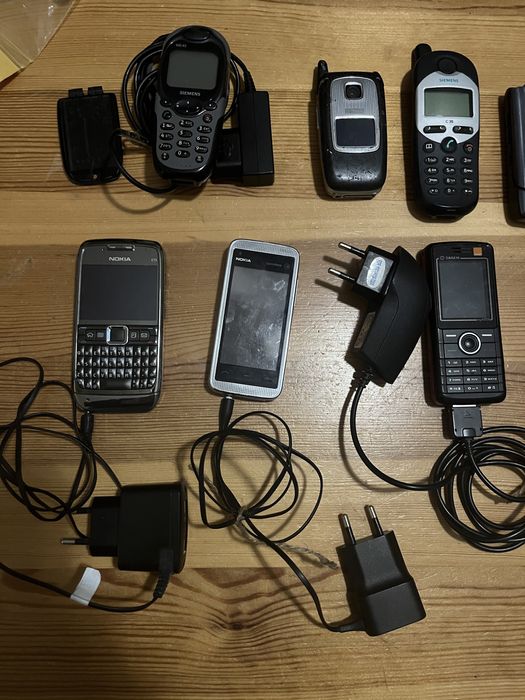 Zestaw telefonów komórkowych