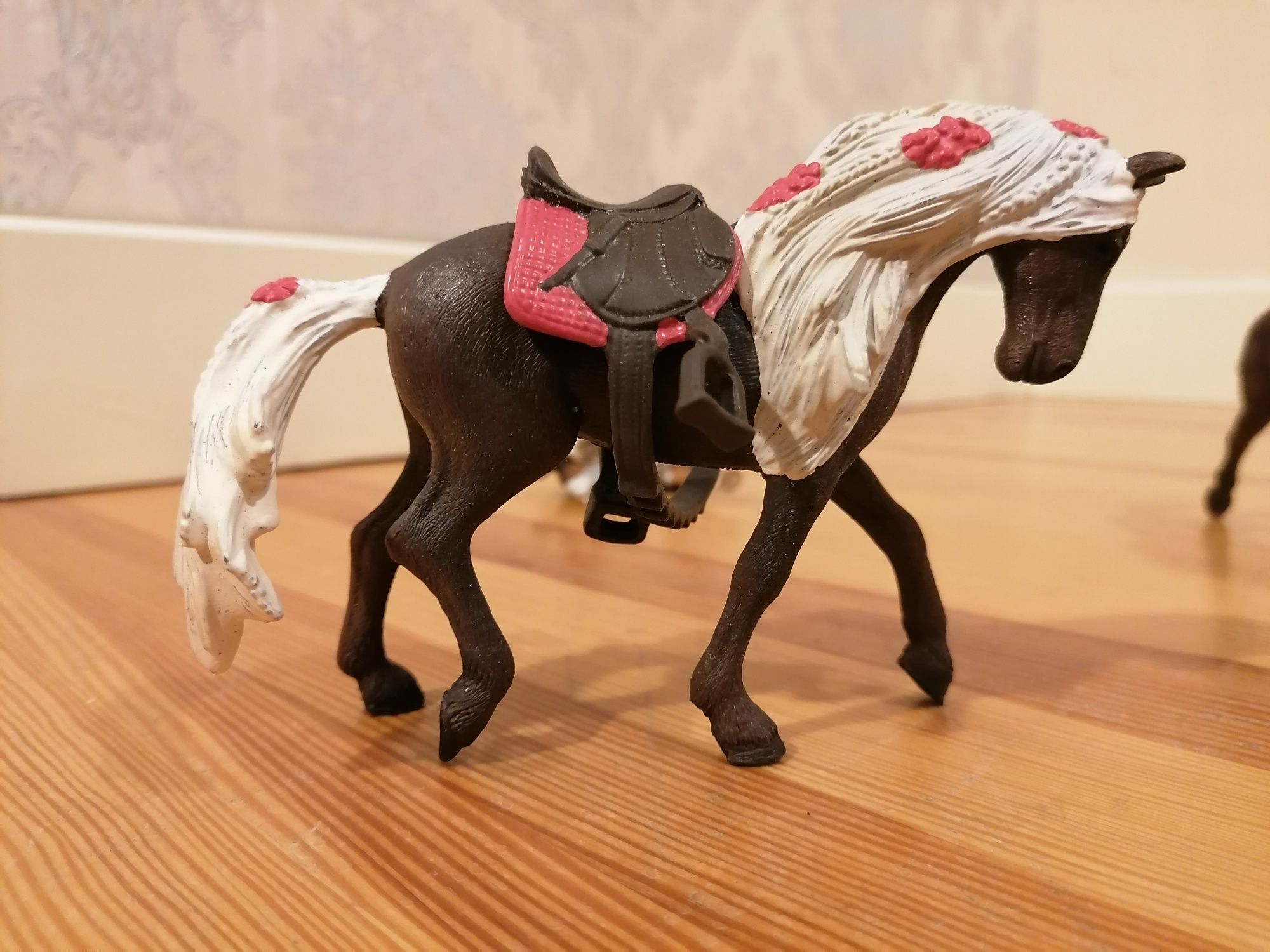 Konie Schleich, siodła, ogłowia, źrebak