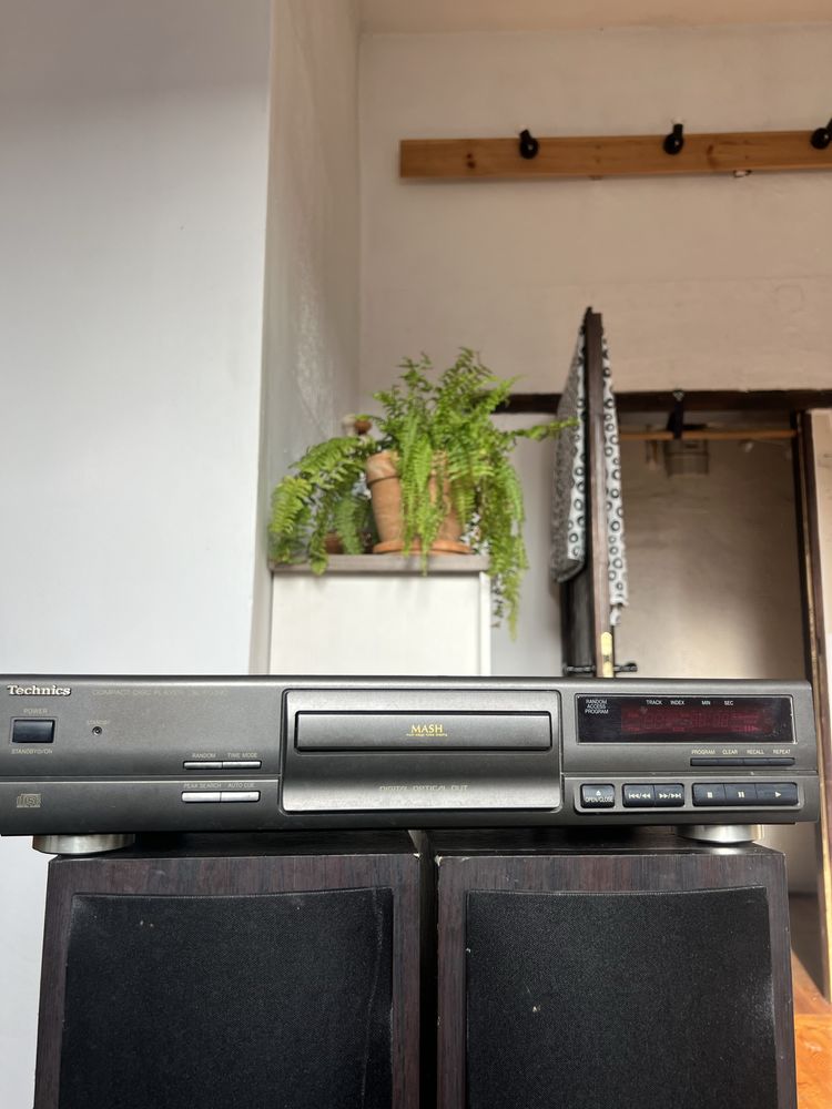 Technics compact disc player SL-PG390