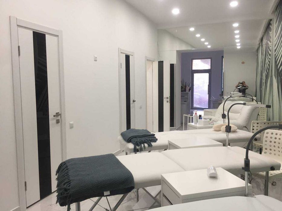 Продаж комерційної нерухомості м.Львів вул.Балабана 10,  1 пов. фасад