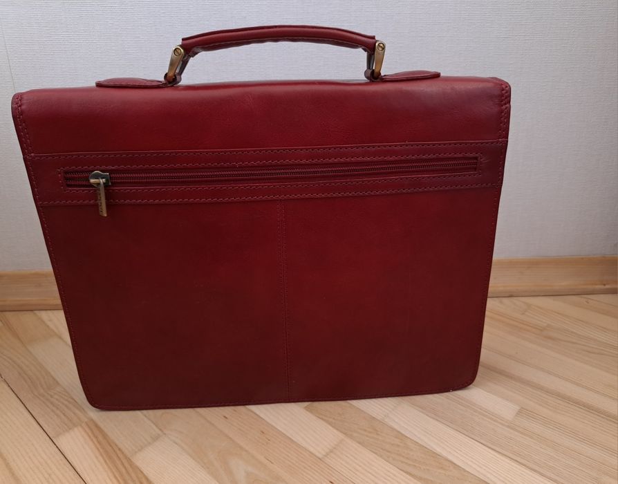 Жіночий шкіряний портфель, Італія