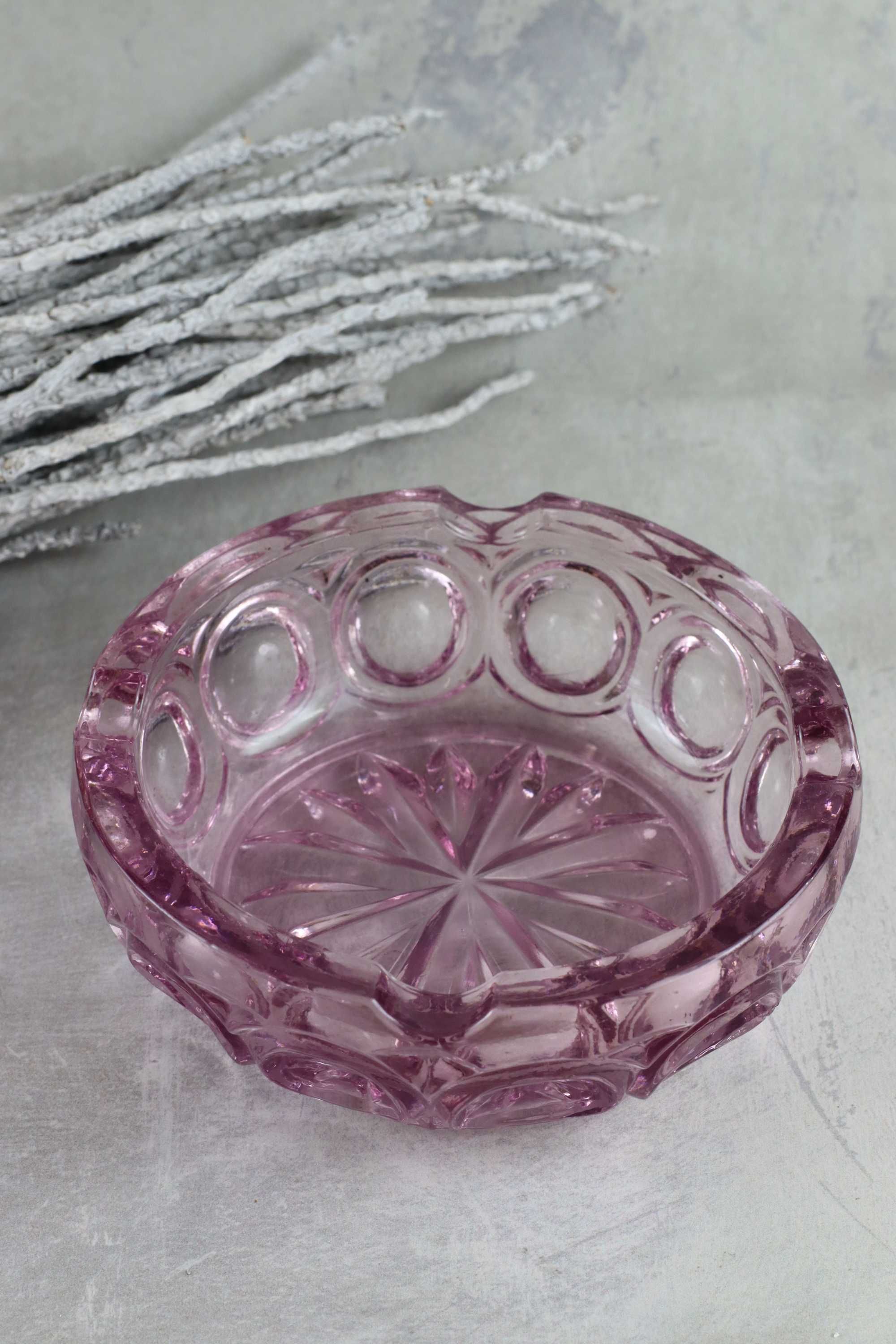 Szklana popielnica w kolorze fioletowym szkło kolorowe prl vintage