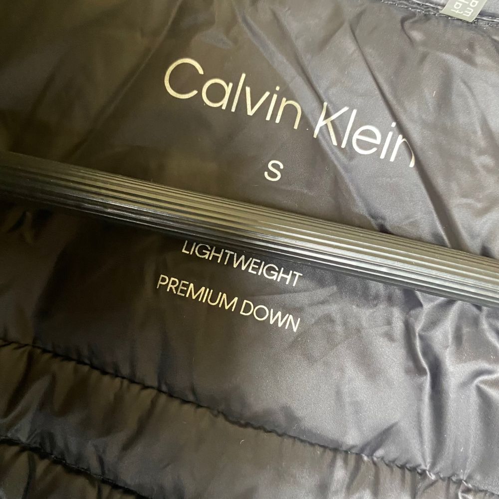 Пуховий жилет Calvin Klein.