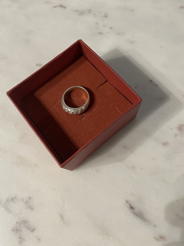 Srebrny pierścionek z masą perłową