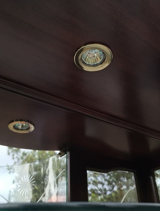 Cristaleira em Mogno Maciço com Portas de Vidro e Iluminação