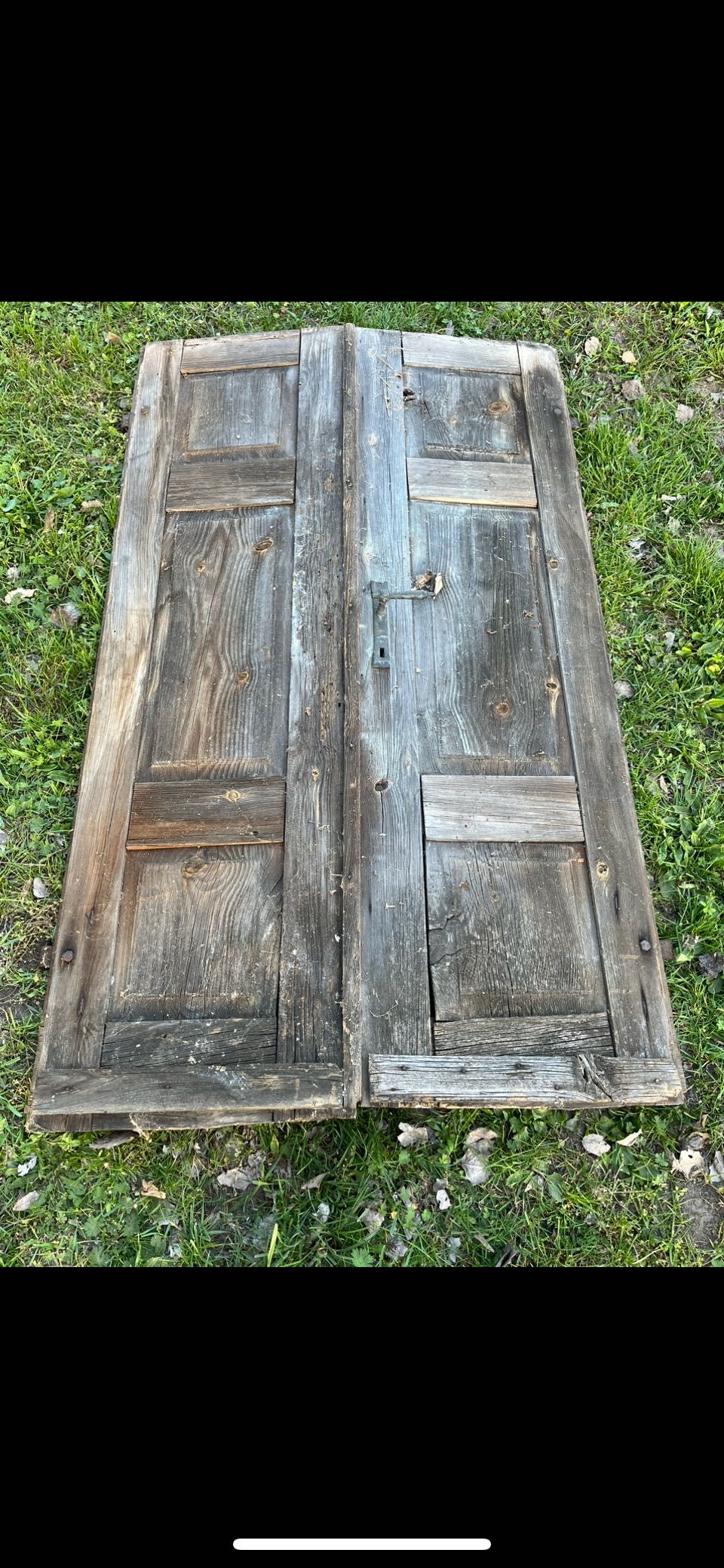 Stare drewniane drzwi kute zawiasy stary mosiężny zamek