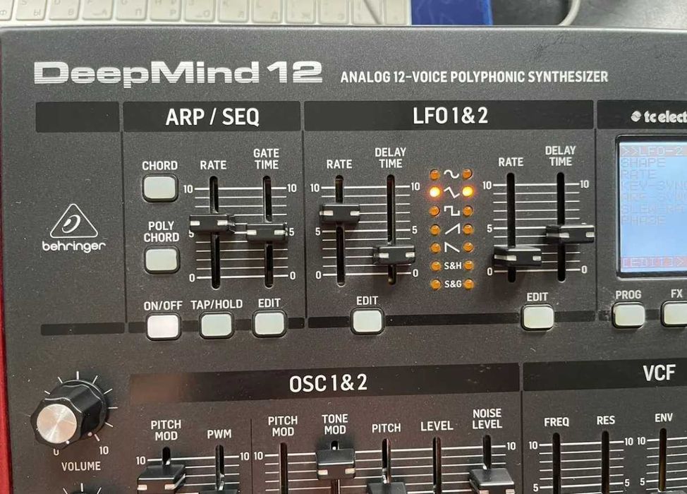 Analogowy syntezator polifoniczny DeepMind 12