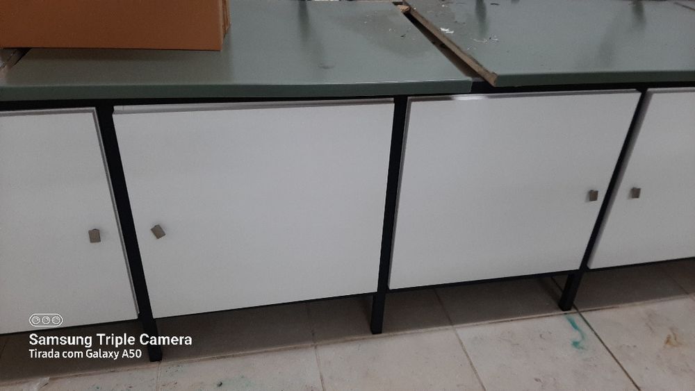 Moveis com tampo pedra,outro material em tampo branco