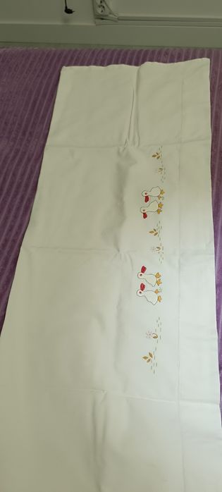 Lençol para cama de criança com patos e flores bordados