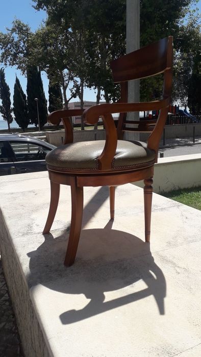 Vendo cadeira giratória ( senhorinha ) antiga.