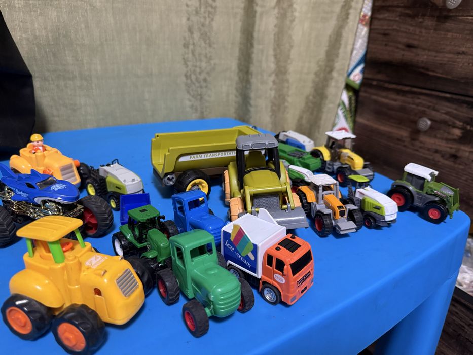 Два набори з тракторів дитячі