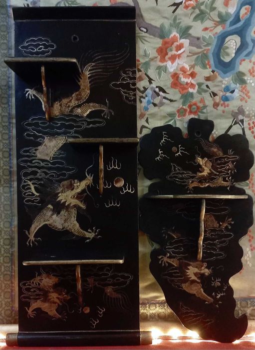 Bonito e Antigo Par de expositores Chineses, em madeira lacada,