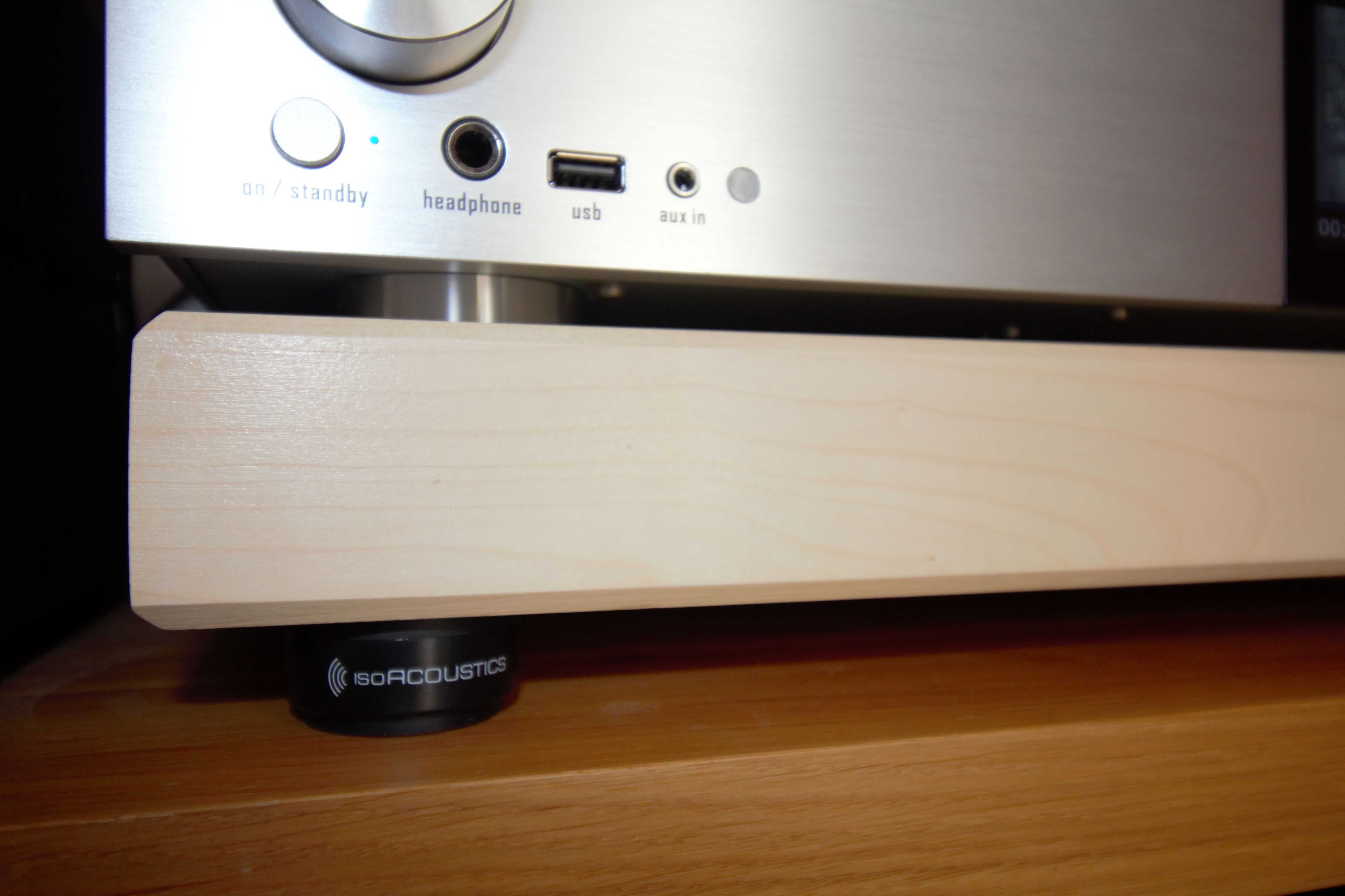 platforma antywibracyjna drewno jawor ISOACOUSTICS puck mini