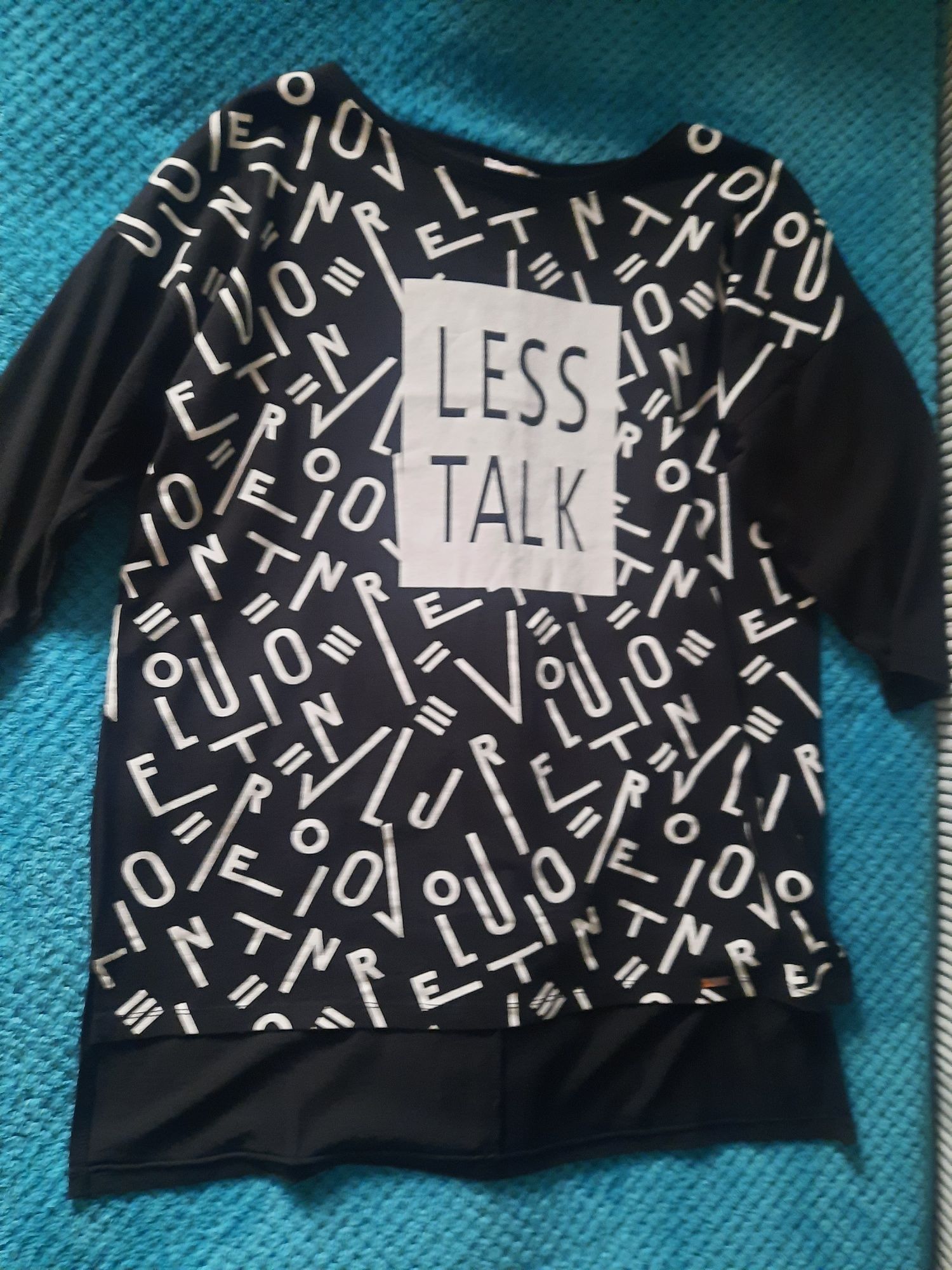 Czarna tunika Megi z napisem "Less Talk" rizmiar Uni