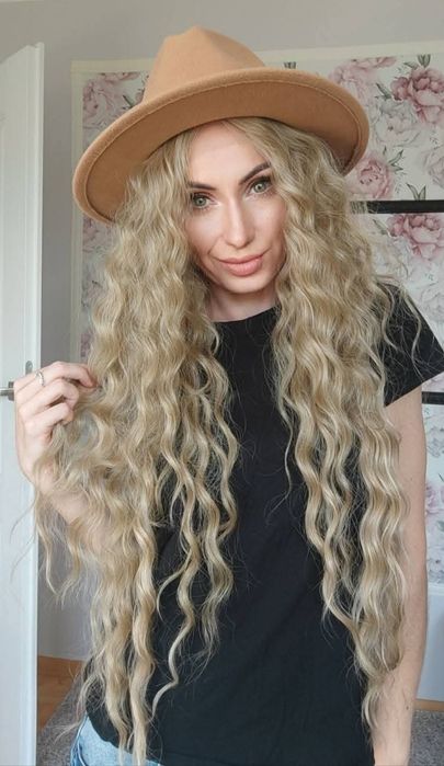 Peruka blond pasemka loki 75cm Amore