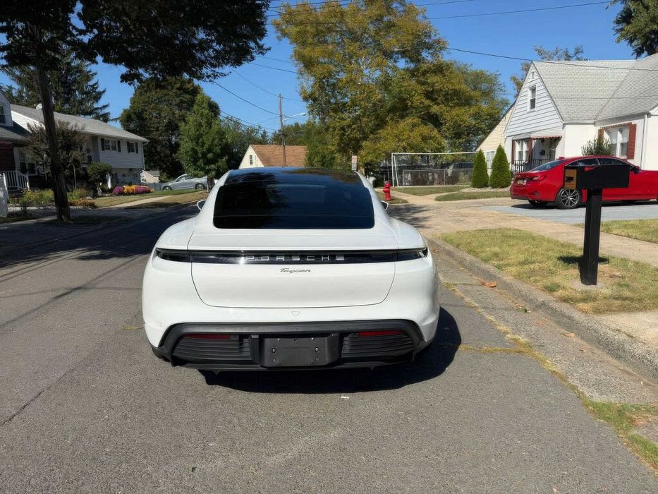 Porsche Taycan      2021