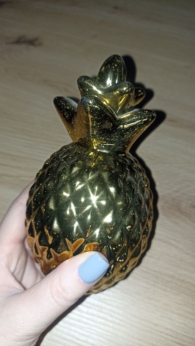 Złota skarbonka ananas