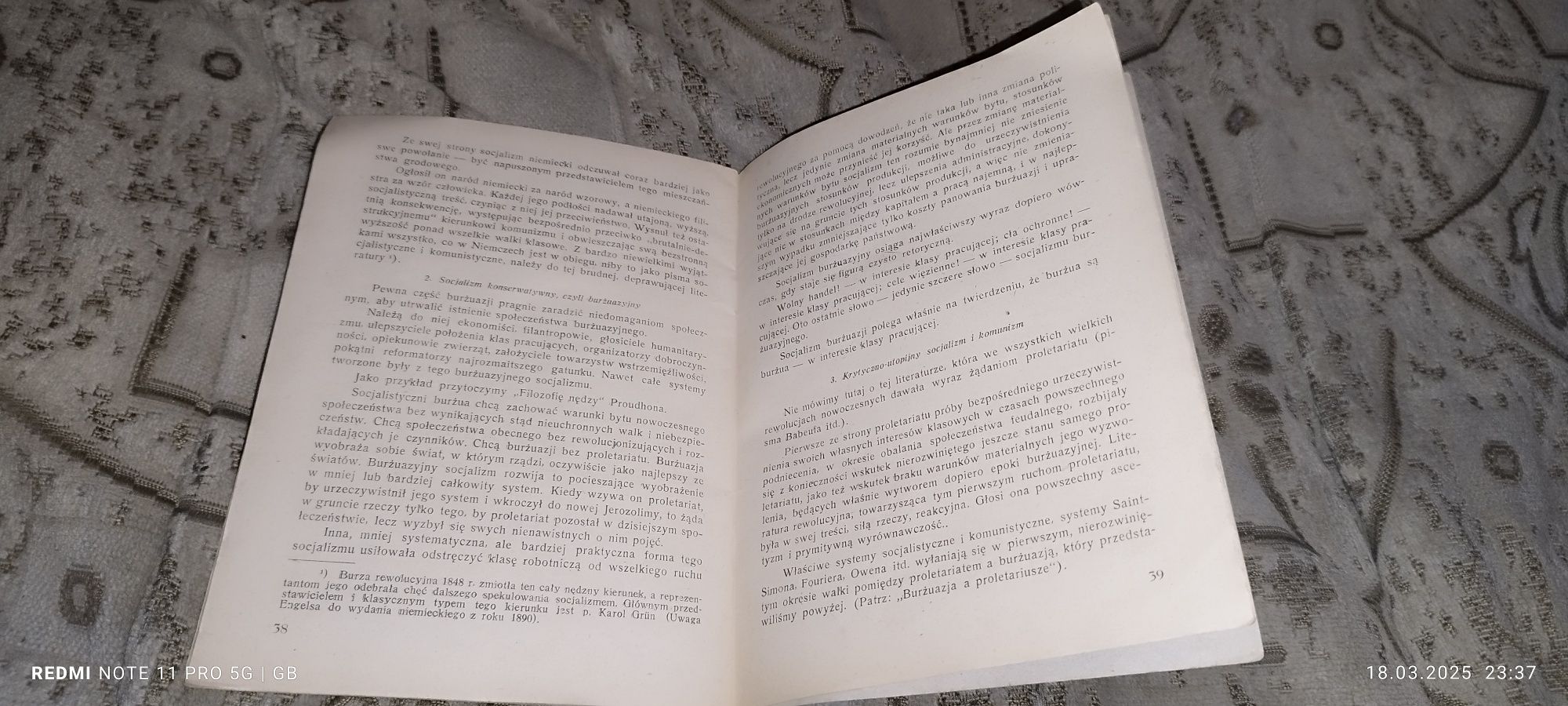 Sprzedam starą książkę manifest komunistyczne z roku 1945