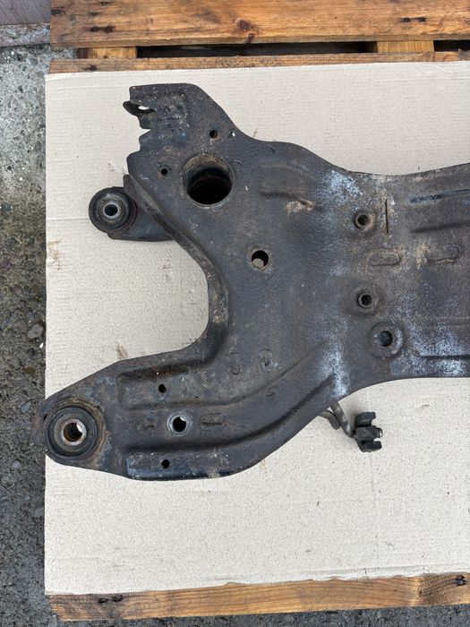 Передня балка Mitsubishi Grandis 2004-2011 роки