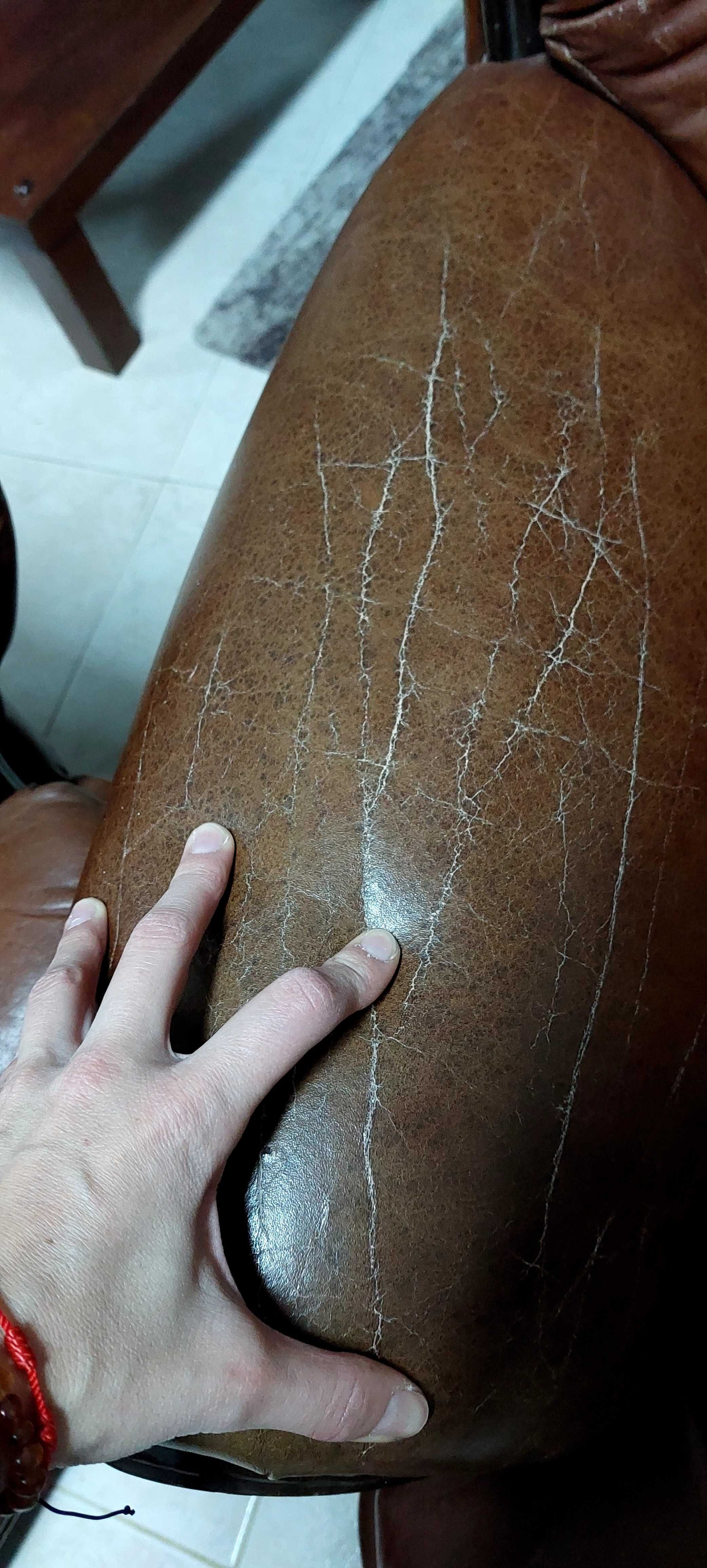 Sofá 3 lugares + 2 poltronas em cabedal