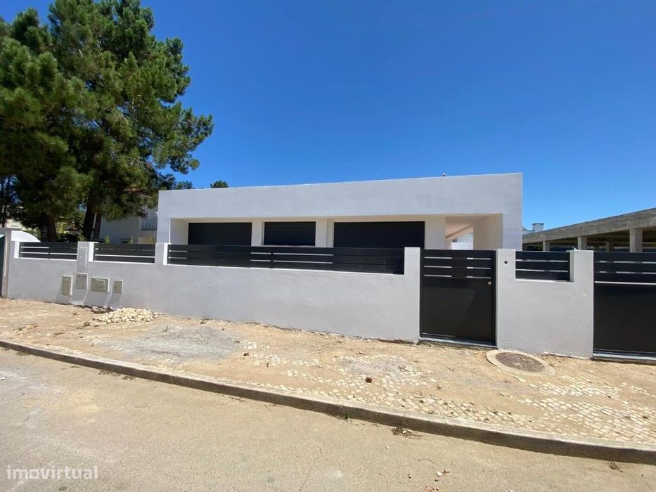 Moradia T4 Nova com 2 Suites, Cave e Piscina em Azeitão