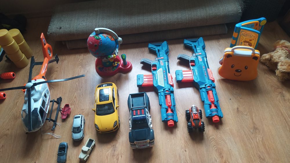 Zabawki bruder, jeździk, pistolet cena od 50 zł do 100 zł