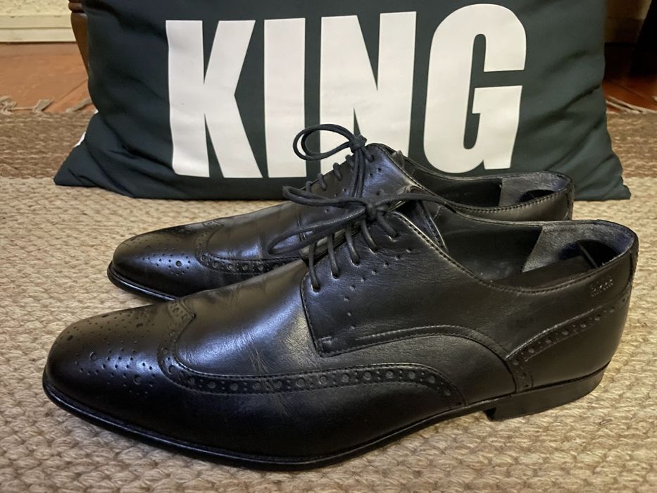 Sapatos pele marca Hugo Boss como novos pretos tam. 41/2