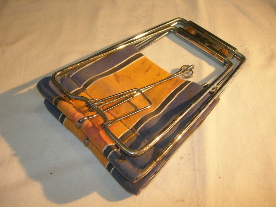 Pequeno banco desmontável.