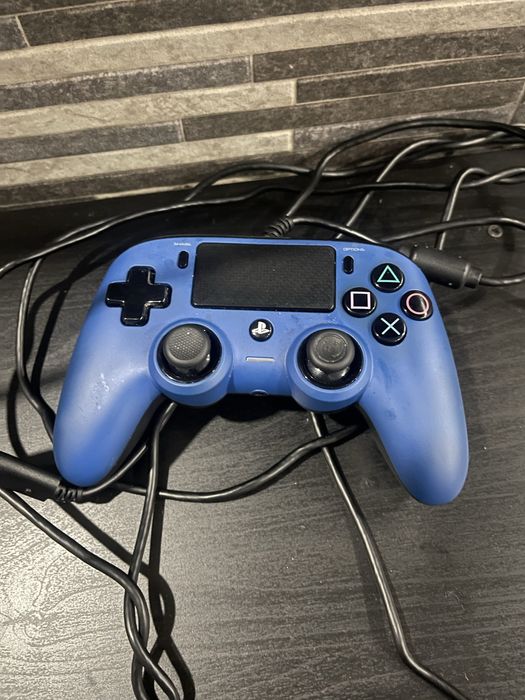 Vendo ps4 com 2 comandos