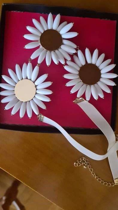 Sliczny naszyjnik z motywem szarotki.