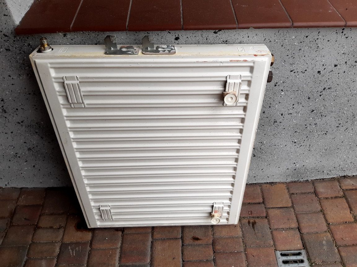 Grzejnik panelowy 750mm x 600mm, przyłącze dolne lewe