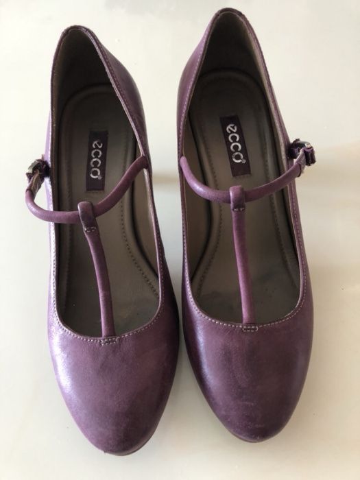 Sapatos da marca ecco, em pele