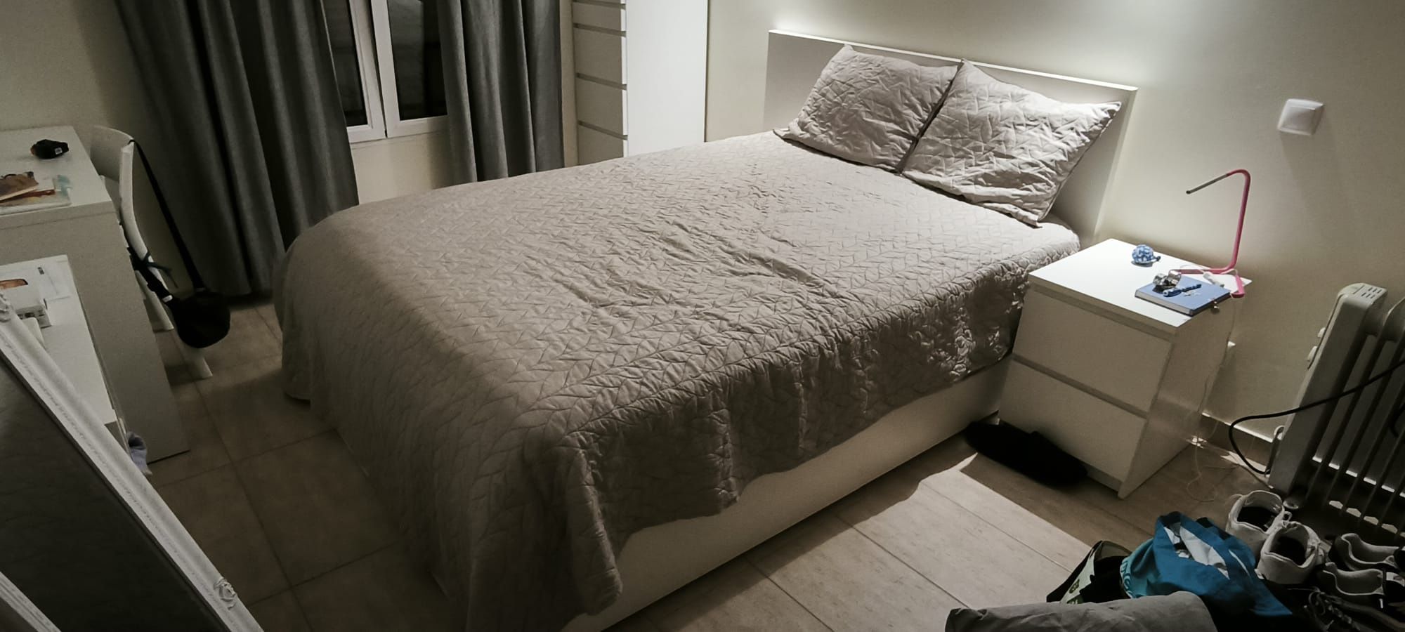 Cama com cabeceira