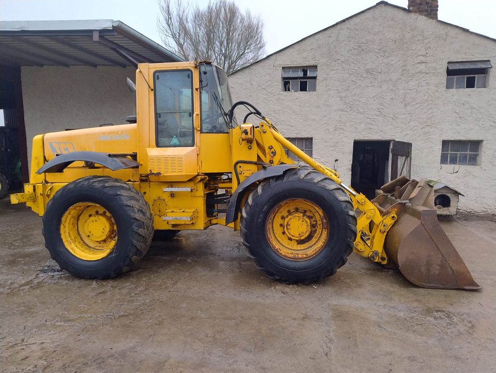 Ładowarka JCB z osprzętem (łyżka i paleciak)
