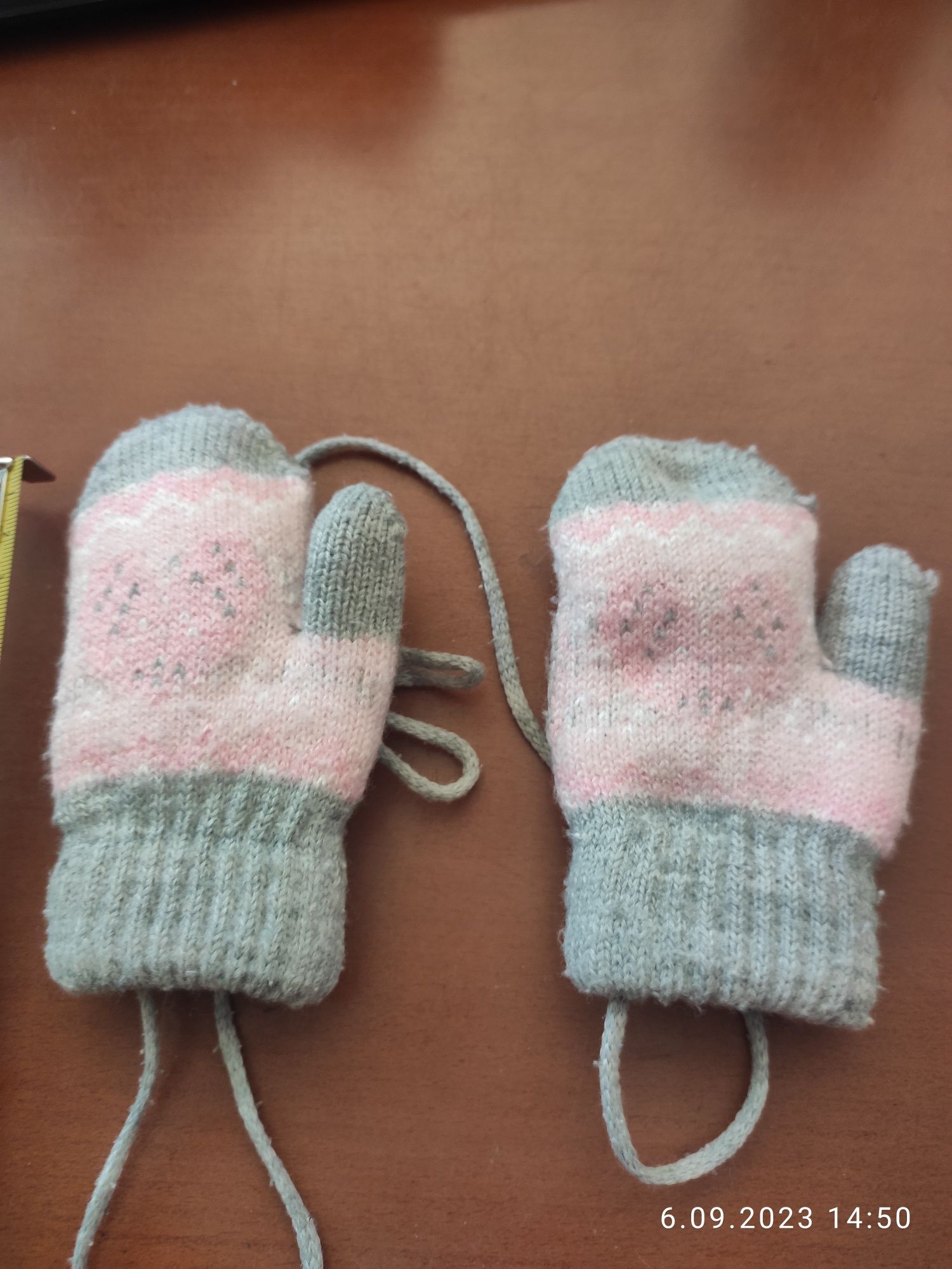 Rękawiczki zimowe na sznurku na dwa