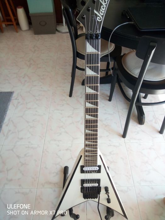 Guitarra elétrica Jackson King V JS32, White w/Black Bevels, como nova