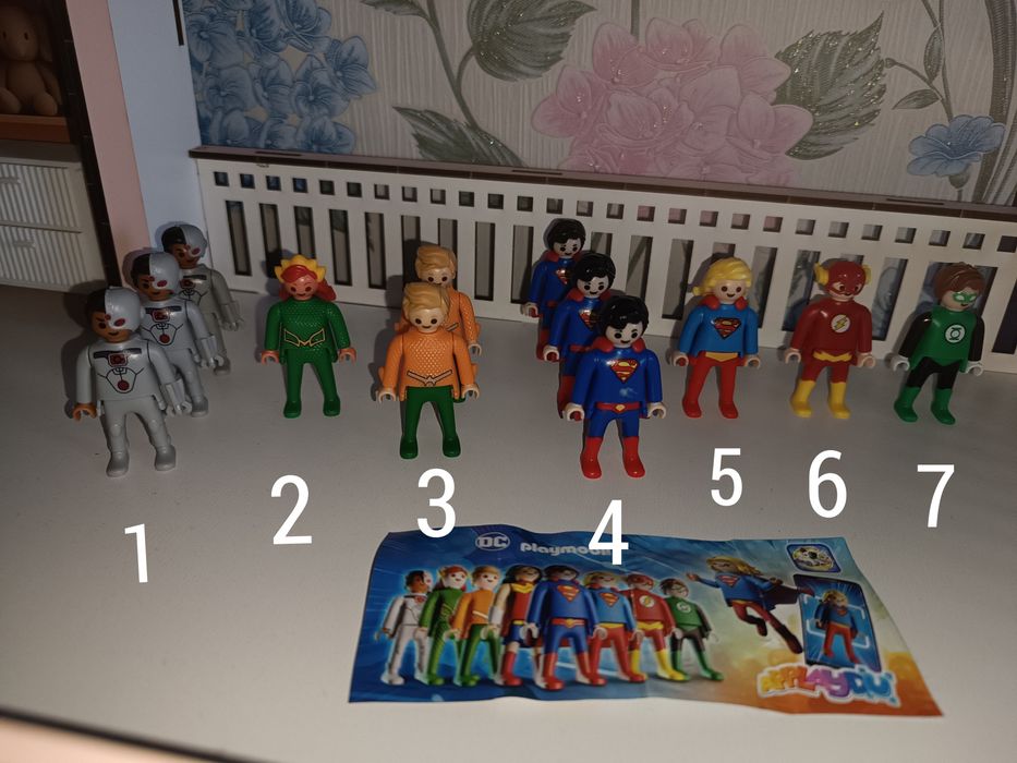 Кіндер іграшки з супергероями Playmobil