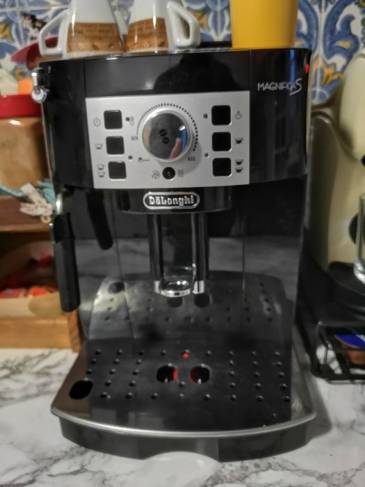 Máquina de café com moedor Delongui Magnífica S como nova com caixa