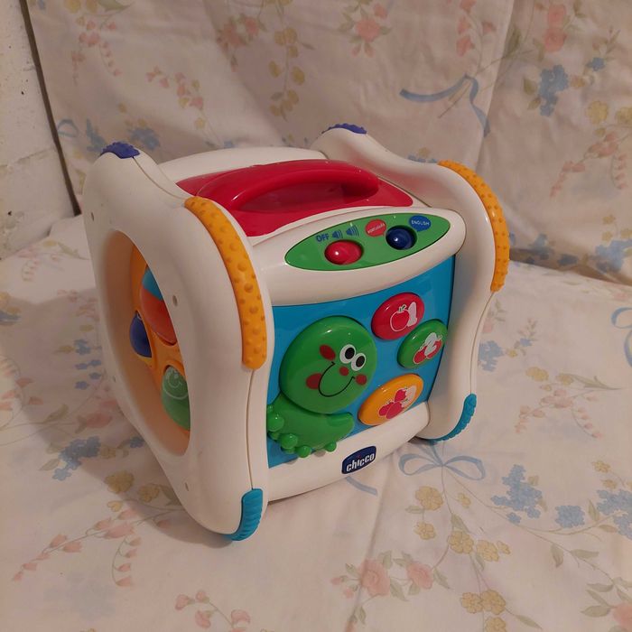 Brinquedo Chicco Bilingue e mesa de atividades Chico