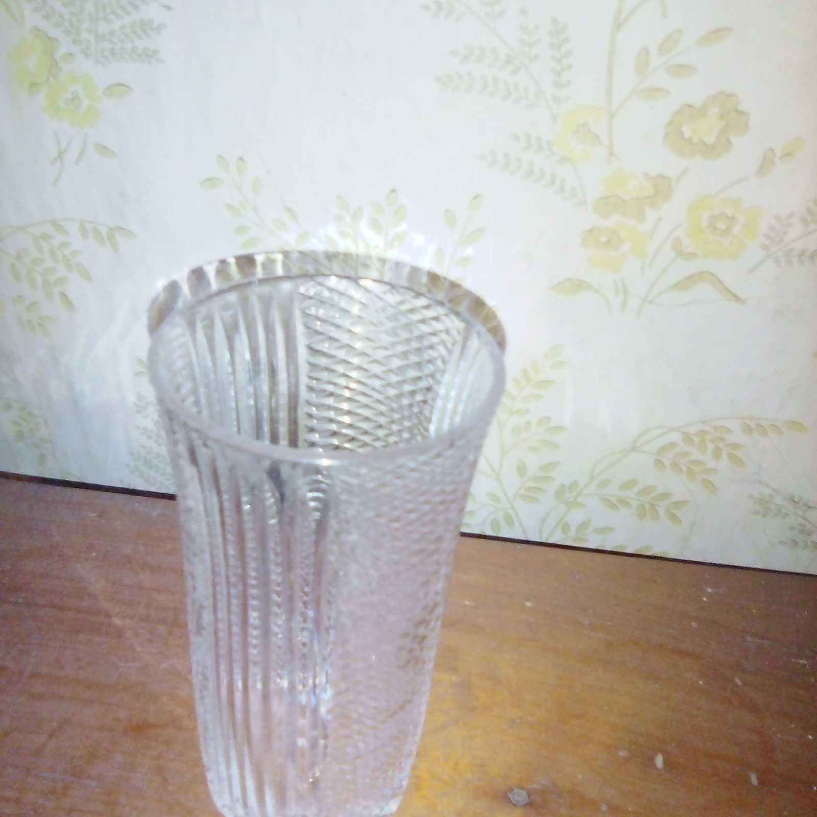 Новая хрустальная ваза для цветов. 150 гривен.