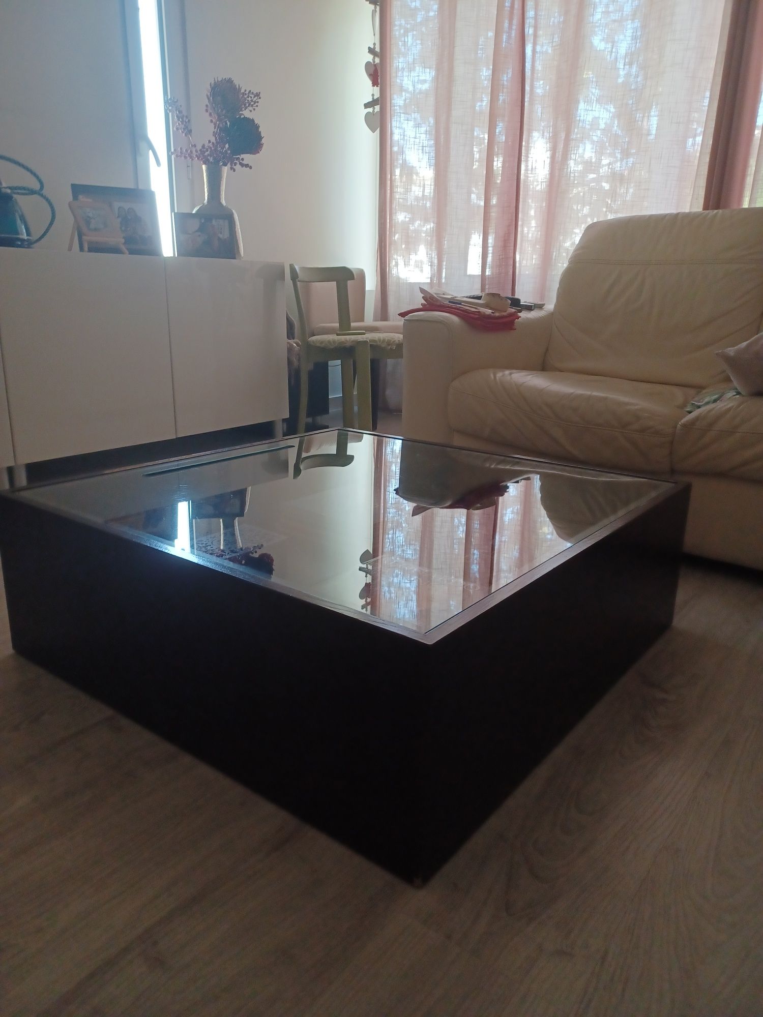 Mesa de centro de sala de estar com tampo em vidro.