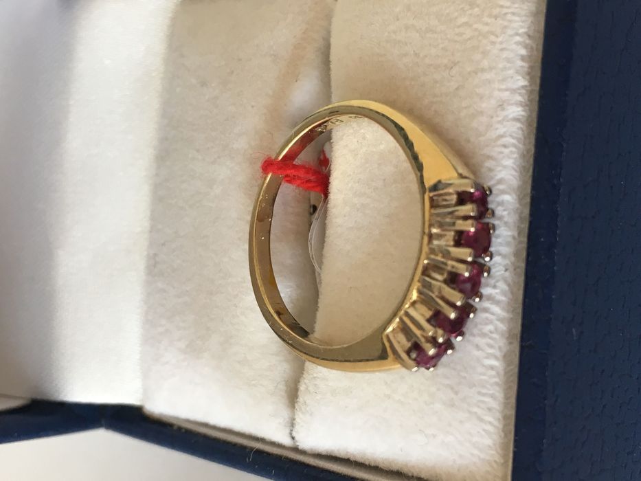 Złoty pierścionek z rubinami