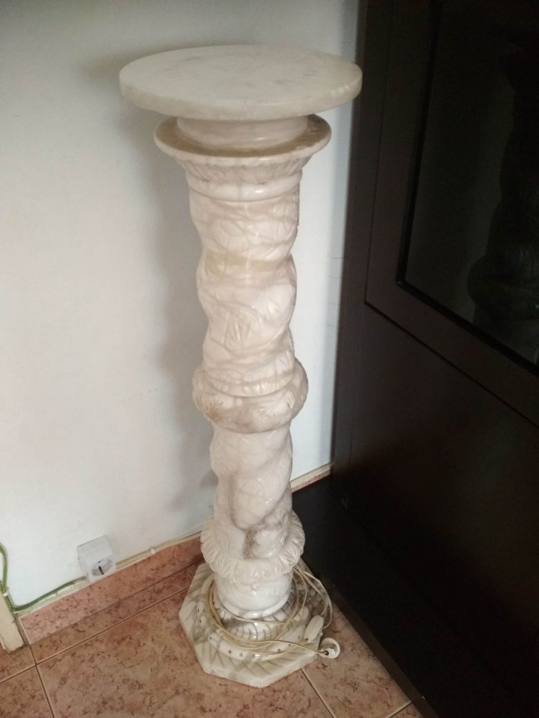 Coluna electrificada em mármore
