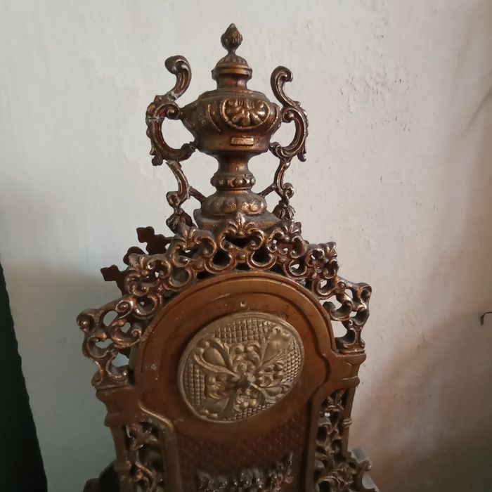 Rosyjski zegar z tworzywa uszkodzony