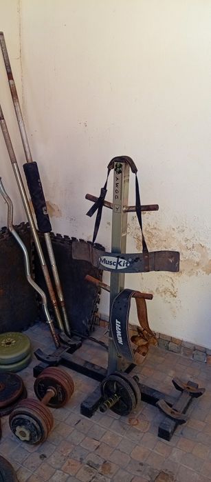 Pesos, halteres, barras, entre outros assessórios